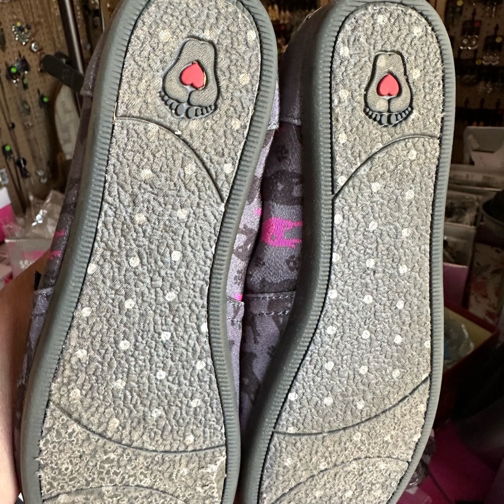 Size 9 linen shoes. Pitt Bull images.